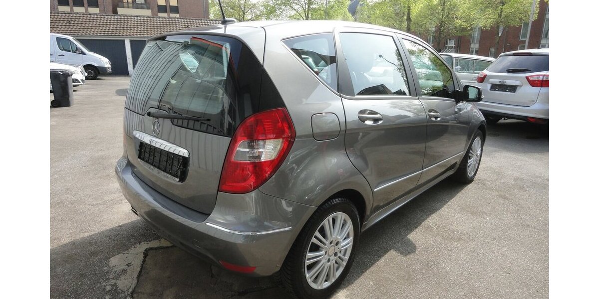 Mercedes-Benz A 160 Elegance Klima SHZ Alu 16 2.Hd Erst 47 Tkm 47.900 km 6.999 &euro; Neuss 41462