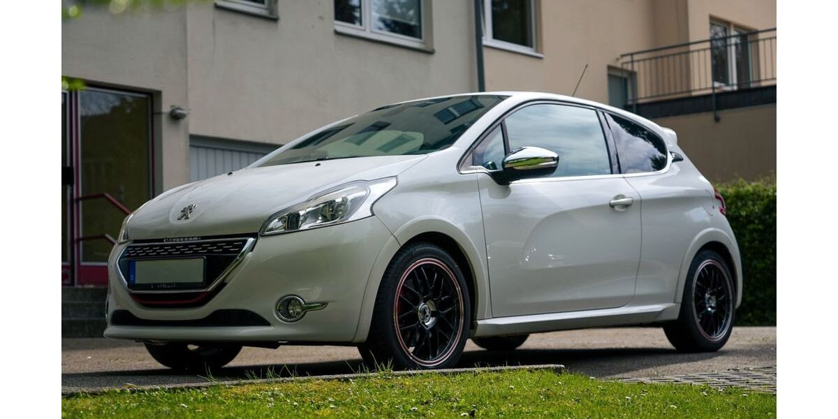 Peugeot 208 83.406 km 10.890 &euro; Düsseldorf 40231