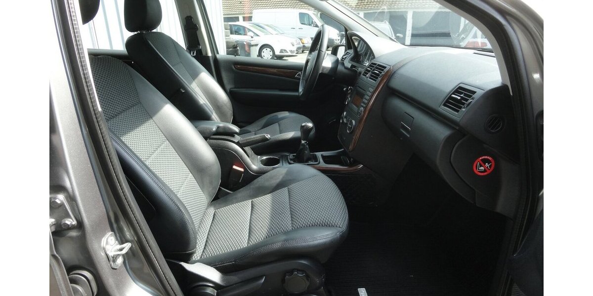 Mercedes-Benz A 160 Elegance Klima SHZ Alu 16 2.Hd Erst 47 Tkm 47.900 km 6.999 &euro; Neuss 41462