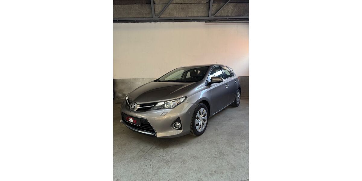 Toyota Auris 108.700 km 9.300 &euro; Solingen 42719